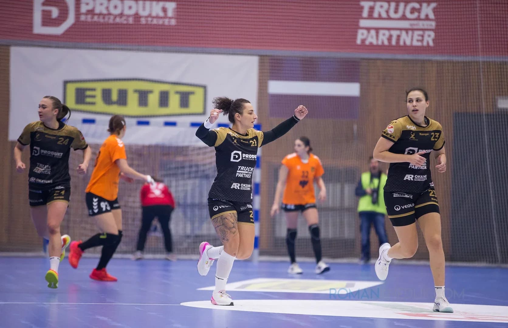 Patrnčiaková potiahla Kynžvart, gól brankárky Oguntoyovej