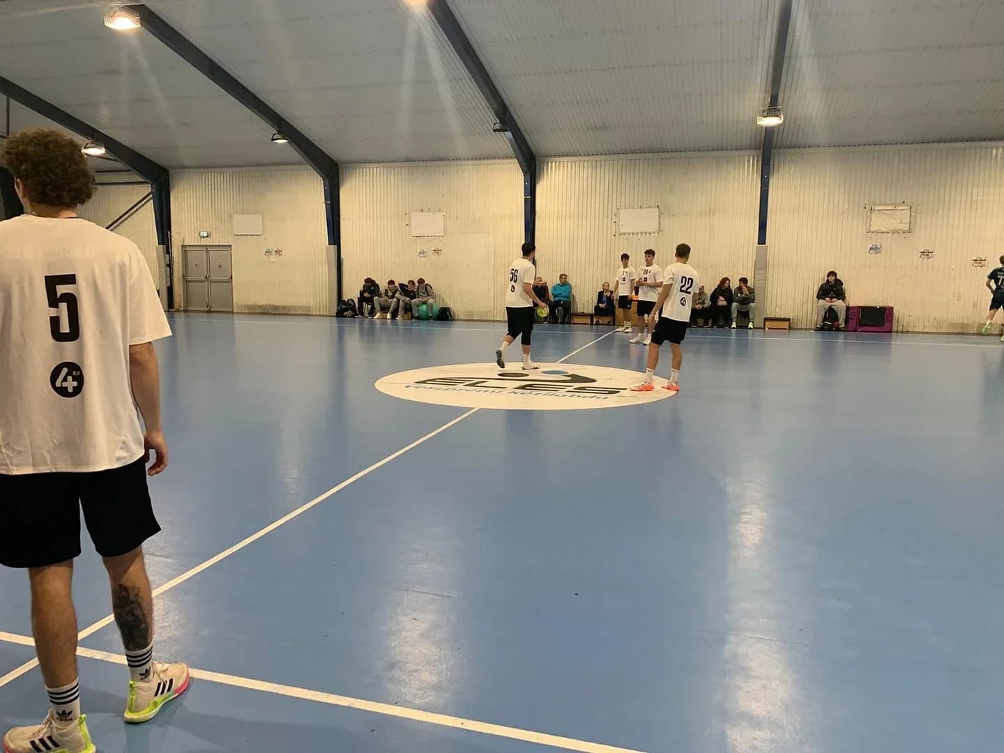 REPRE KADETI: ZÁVEREČNÝ BLOK PRÍPRAVY V MAĎARSKU PRED KVALIFIKAČNÝM TURNAJOM ME 2026 ODŠTARTOVANÝ SUVERÉNNYM VÍŤAZSTVOM
