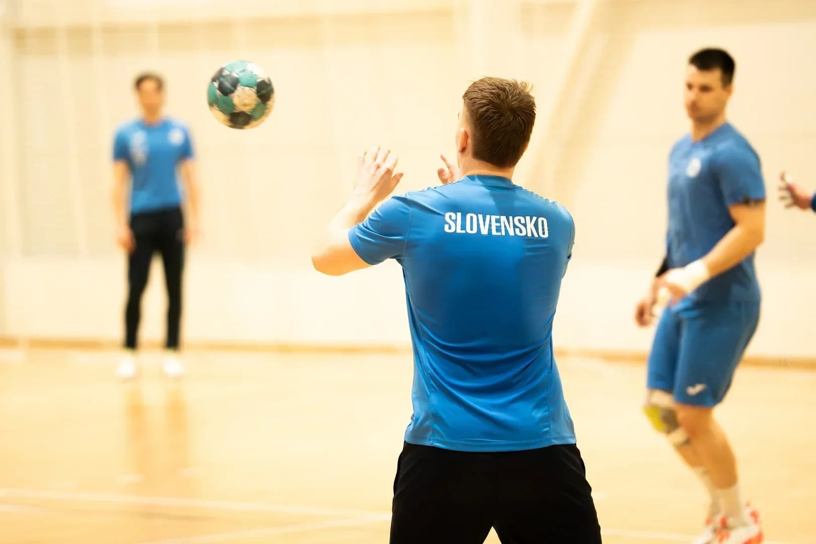 REPRE MUŽI: SLOVÁCI ODŠTARTOVALI PRÍPRAVU NA BARÁŽ MS S UKRAJINOU, RATKOVSKÉHO NAHRADIL NA POSLEDNÚ CHVÍĽU JURKOVIČ 