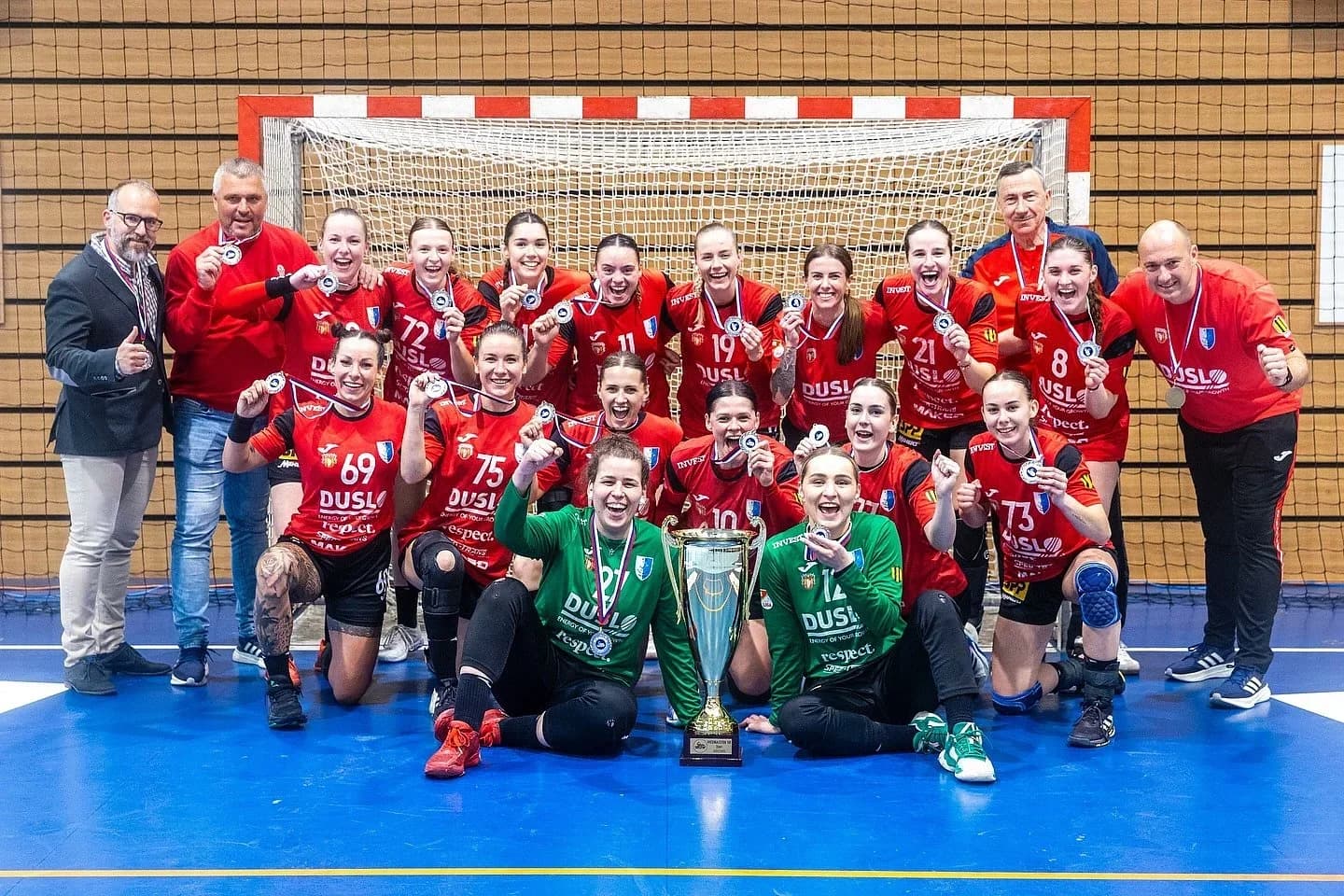 VICEMAJSTERKAMI SLOVENSKA SÚ HÁDZANÁRKY HK SLOVAN DUSLO ŠAĽA, V DUNAJSKEJ STREDE VYHRALI POSLEDNÝ ZÁPAS SEZÓNY O 4 GÓLY 