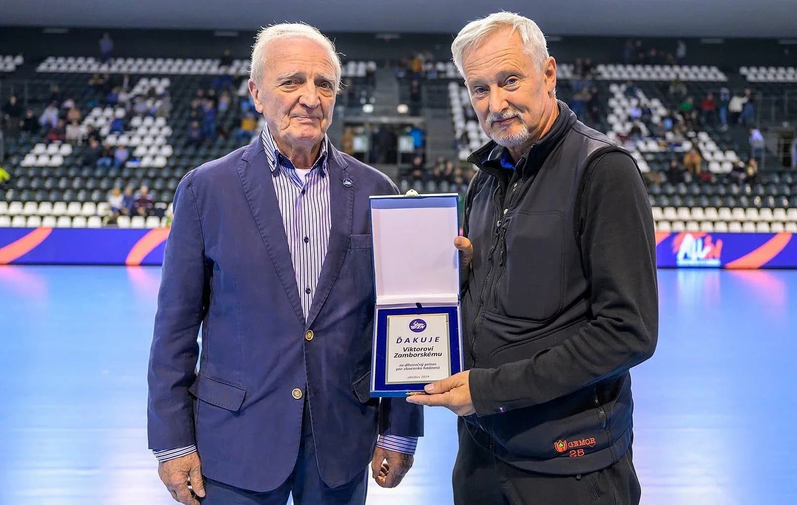 FOTOREPORTÉR VIKTOR ZAMBORSKÝ OCENENÝ HÁDZANÁRMI