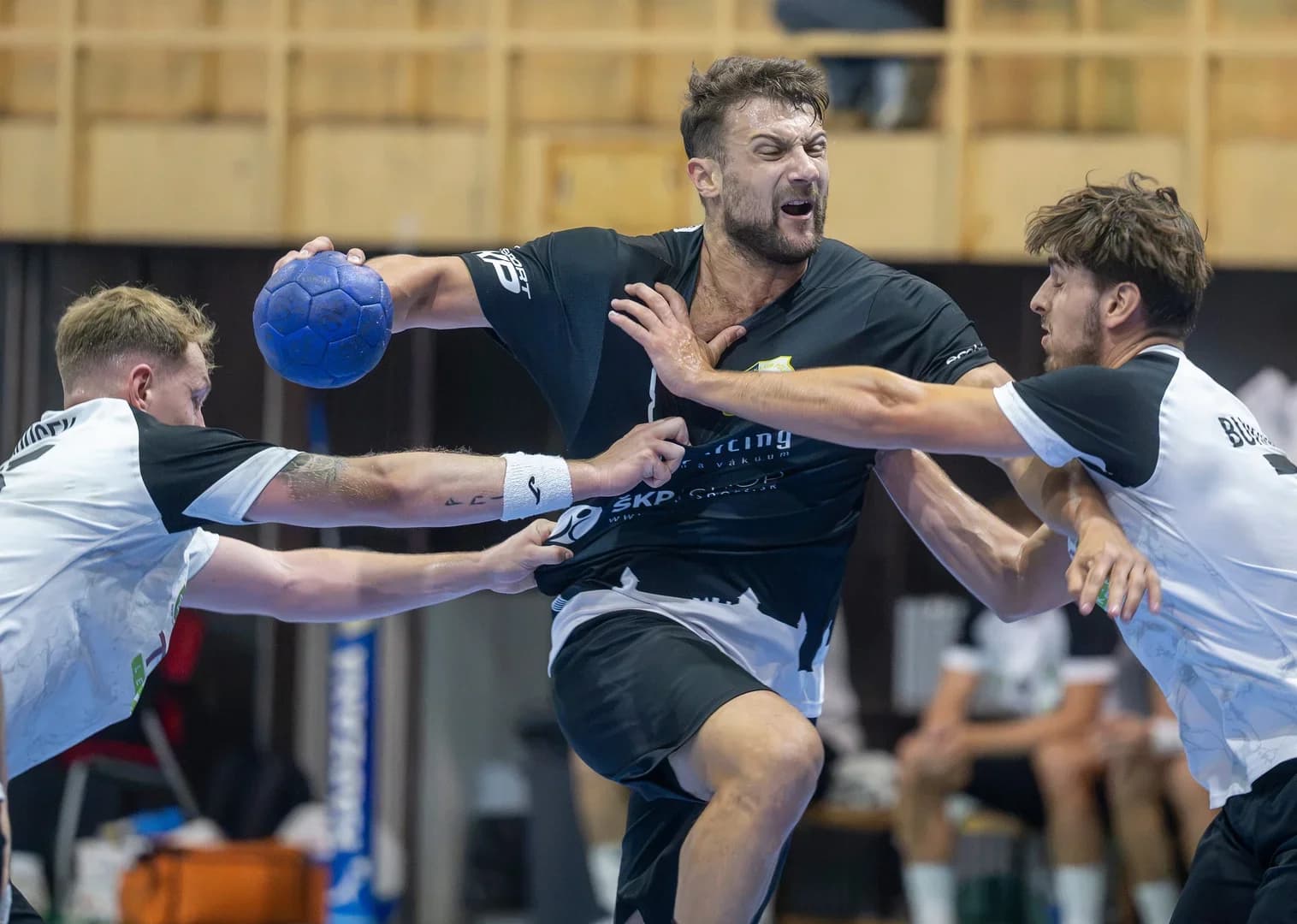 HANDBALL EXTRALIGA: SIEDME KOLO V PREDOHRÁVKE PRE LÍDRA, PRED KAMERAMI DUEL TOPOĽČIAN A NOVÝCH ZÁMKOV