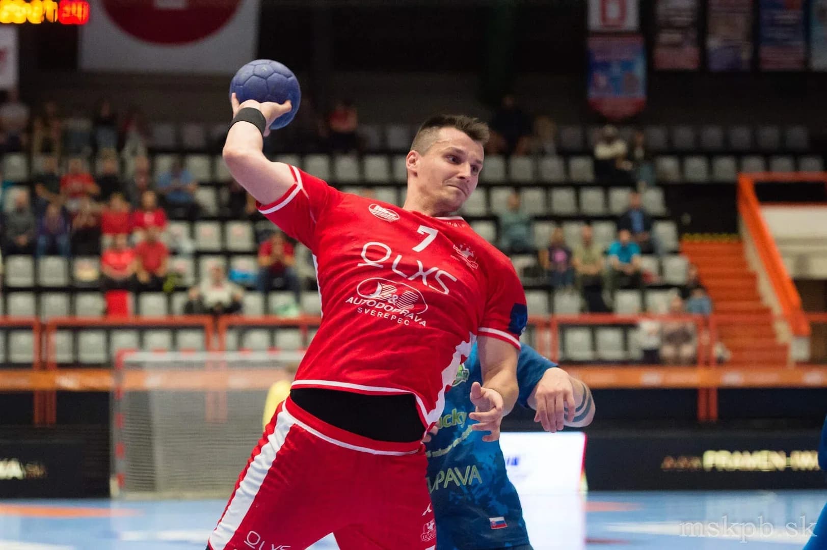 NHE 5. KOLO: NÁVRAT REPREZENTAČNÉHO PIVOTA ŠIMONA MACHÁČA A V TELEVÍZNYCH ZÁPASOCH VÍŤAZSTVÁ DOMÁCICH